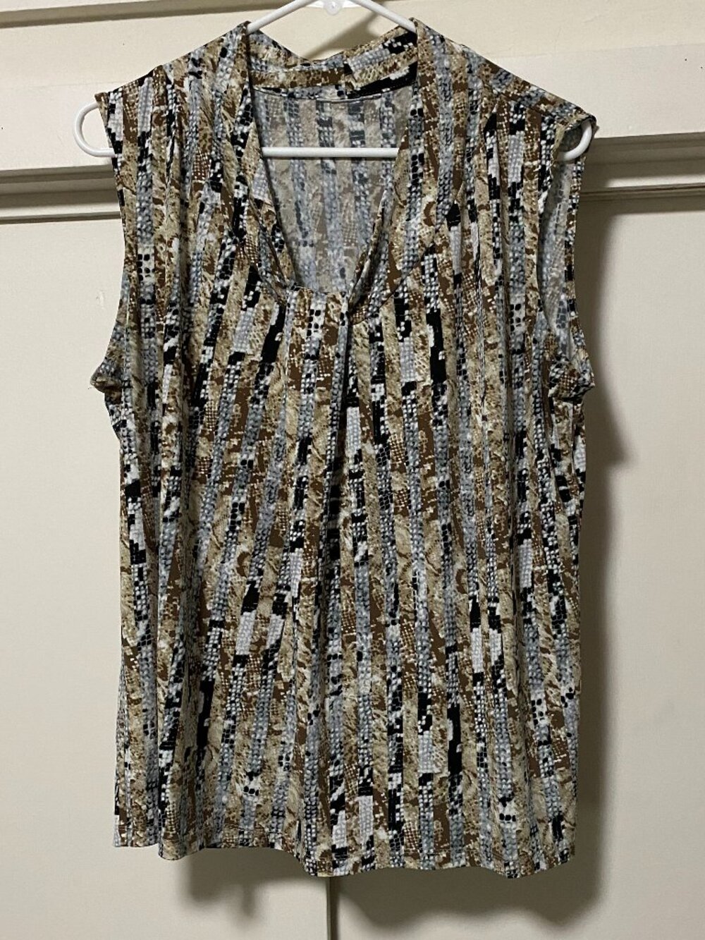 Beautiful sleeveless, multi-design blouse in just as many colors, size L/XL